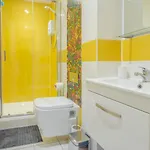 Chic And Cheerful Pad In Sheffield City
